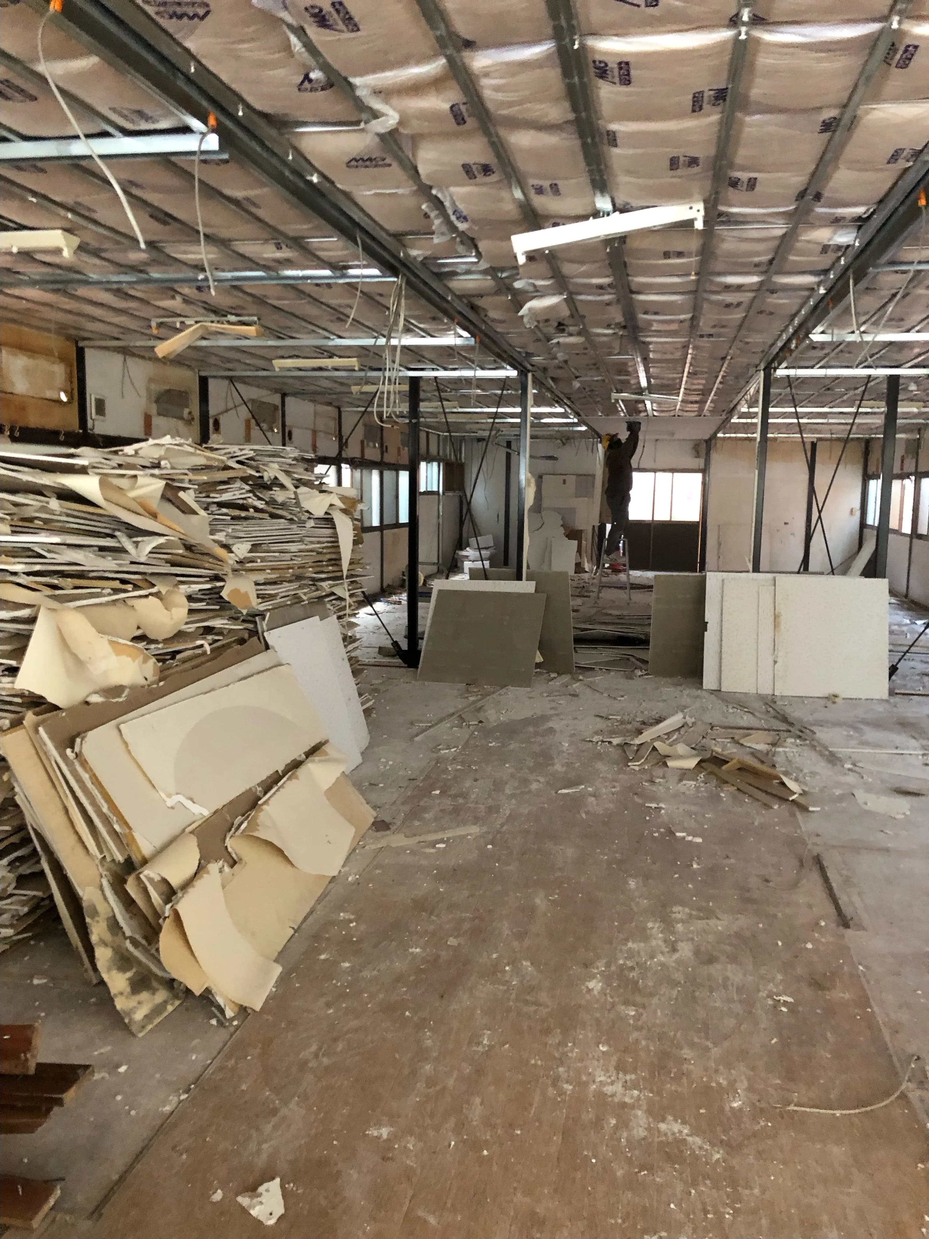 内装解体の作業風景